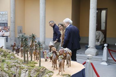 La delegada de Cultura, Turismo y Deporte, Marta Rivera de la Cruz, ha visitado el belén que se ubica alrededor de la fuente del patio del museo.