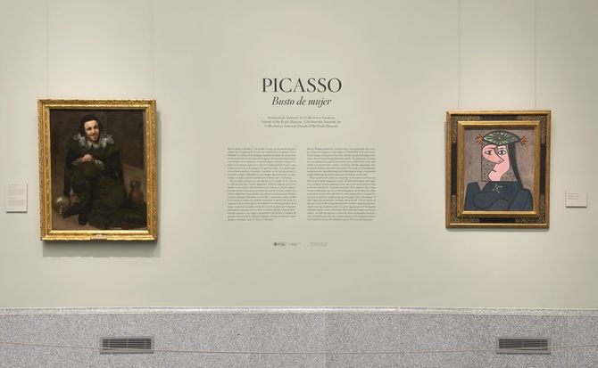 La obra, donada a American Friends of the Prado Museum gracias a la generosidad de Aramont Art Collection, cuelga ya en la sala dedicada al Greco junto a El bufón Calabacillas de Velázquez, dos de los artistas que más influyeron en la obra de Picasso.