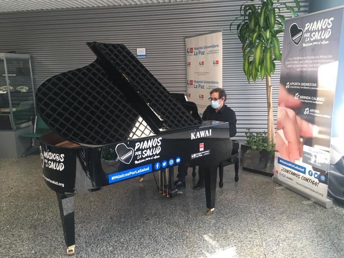 Musicos por la Salud y Pianos por la Salud durante su participación estas navidades en el maratón solidario de donación de sangre, en el Hospital de la Paz.