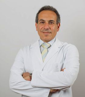 En la imagen superior, el Dr. Nabil Ragaei Kamel, Jefe de Servicio de Oftalmología del Hospital Quirónsalud San José.