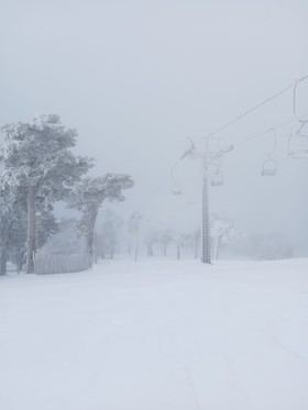 El temporal de viento y la mala climatología impiden la apertura de la estación de Navacerrada