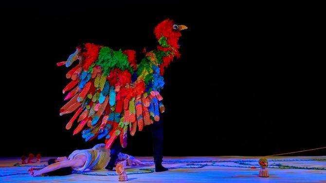 'IzAdi', de El lagarto baila, es danza, objetos y marionetas para bebés y primera infancia. Un paisaje sonoro y un viaje sensorial a través del lenguaje primitivo del cuerpo.