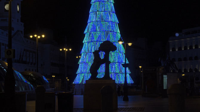 La Comunidad de Madrid y el Ayuntamiento de la capital tienen previsto celebrar una reunión, para abordar el dispositivo con motivo de las campanadas fin de año en la Puerta del Sol, aunque desde la Consejería de Sanidad han defendido que, 'a día de hoy', no se baraja 'que haya que hacer una restricción extra'.