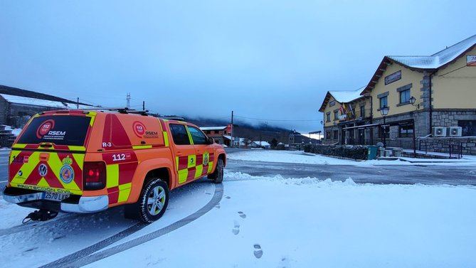 Emergencias 112 Comunidad de Madrid ha informado de que, desde las 19.30 horas de este martes, era obligatorio el uso de cadenas en los puertos de Navacerrada, Los Cotos, Morcuera, Canencia y Navafría por la nieve acumulada en la calzada.