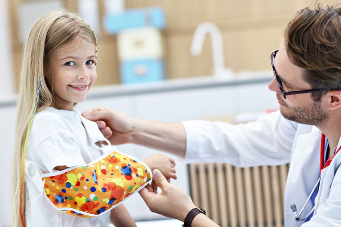 La principal característica (aunque no la única) que diferencia a los niños y adolescentes, es que tienen en sus huesos una estructura dedicada al crecimiento de los mismos, llamada fisis o placa del crecimiento. Conocer la fisiología propia de los niños, con sus características distintivas, es fundamental en esta subespecialidad. 