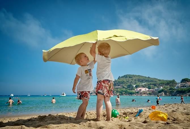 Los niños deben usar SPF de 20 o superiores, se recomiendan los fotoprotectores físicos. La exposición solar debe limitarse, especialmente, en menores de tres años.