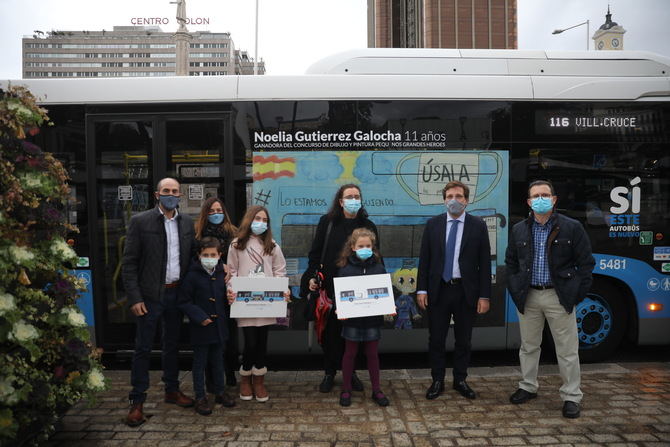 Noelia y Elena fueron seleccionadas tras la deliberación de un jurado formado por profesionales de la Empresa Municipal de Transportes de Madrid. El alcalde de Madrid, José Luis Martínez-Almeida, ha sido el encargado de felicitar a las jóvenes vecinas y ha presentado en la plaza de Colón los dos autobuses vinilados con sus dibujos, que circularán los las líneas 116 (Embajadores-Villaverde Cruce) y la 30 (Felipe II-Pavones).