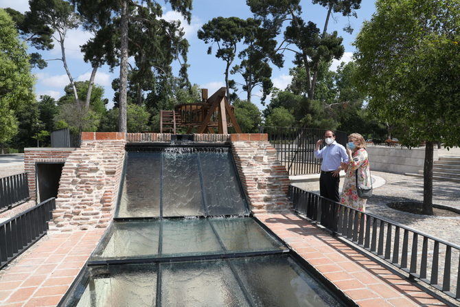 El delegado de Medio Ambiente y Movilidad, Borja Carabante, ha inaugurado la noria de El Retiro con su puesta en marcha de manera ininterrumpida, para que los visitantes puedan disfrutar del espectáculo que supone el rodaje de esta pieza única y original que forma parte de la historia de la ciudad.