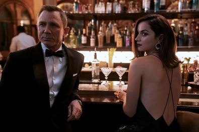 'Sin tiempo para morir' se sitúa cinco años después de lo sucedido en ‘Spectre’, tras la captura de Ernst Stavro Blofeld. El nuevo filme presenta a un Bond que abandonó el servicio secreto y tiene una vida apacible en Jamaica.