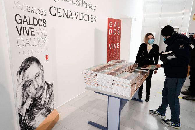 Rivera de la Cruz ha participado en la entrega de ejemplares del cómic 'Galdós, un escritor en Madrid', a los madrileños que se han acercado a la sede de la Consejería en la calle Alcalá, 31, desde las 10.00 horas.