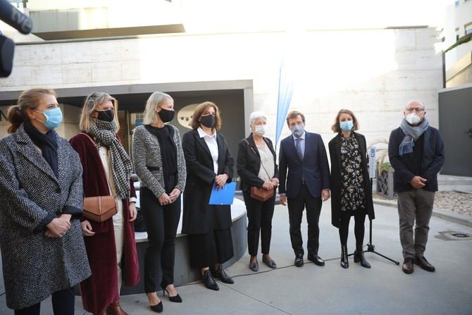 Martínez-Almeida, acompañado por la delegada de Cultura, Turismo y Deporte, Andrea Levy, y el concejal del distrito de Salamanca, José Fernández, ha descubierto una placa en homenaje a David Gistau en la biblioteca del distrito de Salamanca, que a partir de hoy lleva su nombre.