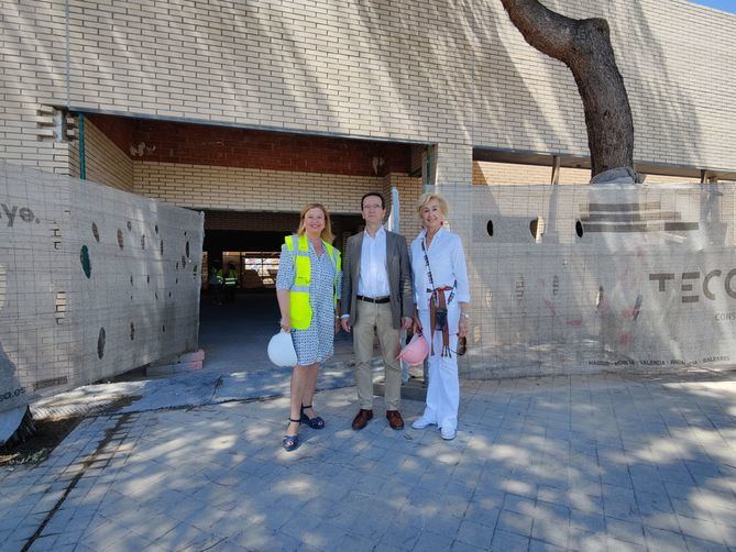 La delegada de Obras y Equipamientos, Paloma García Romero, junto al concejal de San Blas-Canillejas, Martín Casariego, ha visitado este jueves las obras.