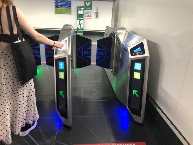 Los tornos, similares a los recientemente instalados en la estación de Gran Vía, cuentan con una novedosa tecnología que implica mejoras en materia de información al viajero y accesibilidad.