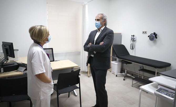 El nuevo Centro de Salud de Andrés Mellado consta de dos plantas en una superficie de 1.068 metros cuadrados, donde se distribuyen siete consultas de medicina, seis de enfermería, una de pediatría, una de Enfermería pediátrica, una sala de extracciones/curas, una sala de ecografía, una Consulta de Trabajador Social, y demás espacios para los profesionales.