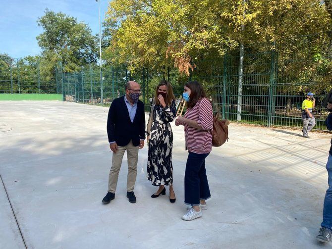 El concejal del distrito de Centro, José Fernández, ha visitado las obras que se están realizando en la Instalación Deportiva Básica Parque de Atenas.