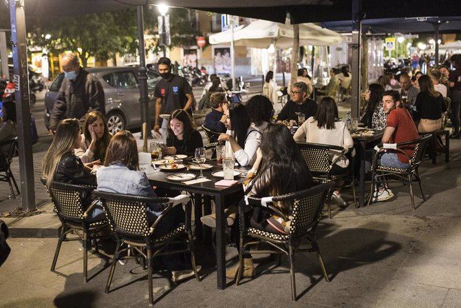 La asociación de empresarios de locales de ocio nocturno de la Comunidad de Madrid 'Noche Madrid' considera que es el momento de 'reactivar' los locales de ocio, para ser un 'dique de contención' a los problemas con botellones en las calles de la región.