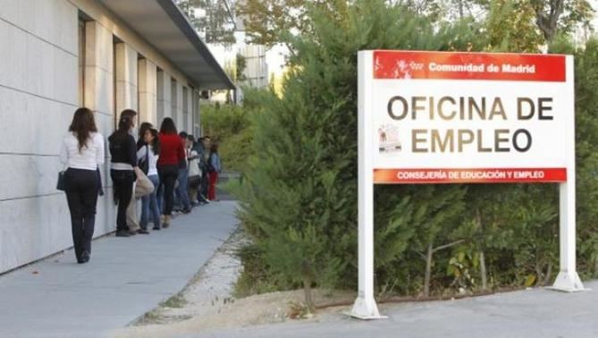 En el último año el desempleo acumula un descenso récord de 888.125 parados, lo que supone un 22,7% menos.