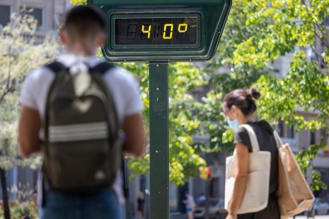 Las temperaturas suben este lunes más de cinco grados respecto a los últimos días y volverán a registrarse máximas de 41,2º y el martes de 40,6º, según el Boletín de información de olas de calor de la Comunidad de Madrid.