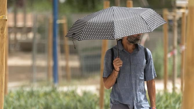 La ola de calor seguirá azotando con temperaturas extremas a prácticamente toda España tanto las máximas como las mínimas, al menos hasta el lunes, según ha informado la Agencia Estatal de Meteorología (AEMET).