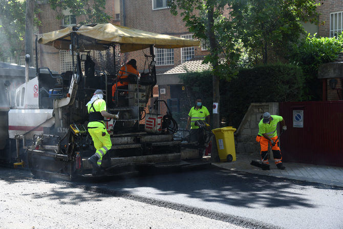 En dos meses, la campaña de asfaltado de este año ha completado ya un tercio de las 659 calles previstas en la capital, lo que supone un 40 % de la superficie total.