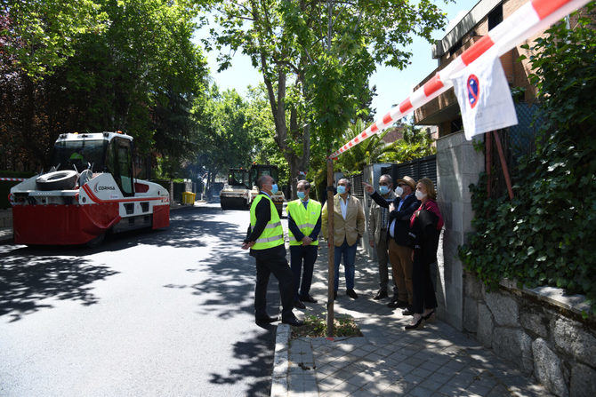 La delegada de Obras y Equipamientos, Paloma García Romero, acompañada del concejal de Fuencarral-El Pardo, Javier Ramírez, ha visitado los trabajos de asfaltado que se están desarrollando en el barrio de Mirasierra.