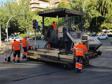 En total, la Operación Asfalto 2020 va a intervenir en 49 calles del distrito de Chamartín, lo que supondrá la mejora de más de 206.000 m2, el equivalente a 198 piscinas olímpicas. 