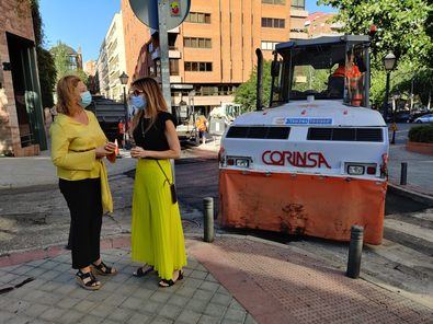 La delegada de Obras y Equipamientos, Paloma García Romero, y la concejala del distrito, Sonia Cea, visitaron los trabajos que se desarrollan en la calle Balbina Valverde.