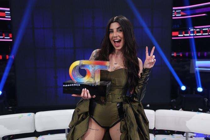 Tras dos horas y media de gala, Nia, ganadora de ‘OT 2020’, ha entregado el trofeo que acredita a Naiara como triunfadora, con el 49% de los votos, por delante de Paul Thin (con el 26%) y Ruslana (con el 25%).