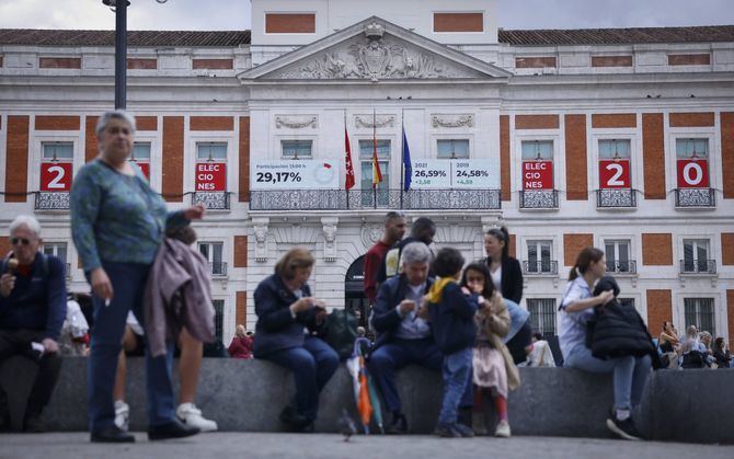 En Madrid capital, la participación es del 38,69%, también más de tres puntos más que hace cuatro años. El delegado del Gobierno, Francisco Martín Aguirre, ha confirmado que la jornada electoral continúa discurriendo 'sin incidentes relevantes'.