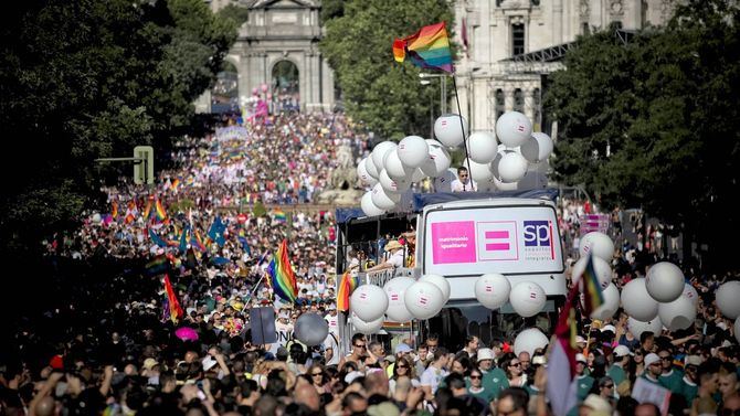 El desfile, al que se espera la asistencia de cerca de un millón de personas, recuperará el formato rodado, con 40 carrozas, y se celebrará sin restricciones tras dos años de pandemia. 