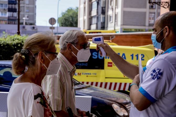 Esta intervención de la Comunidad de Madrid para detectar asintomáticos y contribuir a cortar las cadenas de transmisión, que se está llevando a cabo esta semana en zonas con alta incidencia, tendrá lugar en Alcobendas, el viernes, y en Móstoles, el sábado.