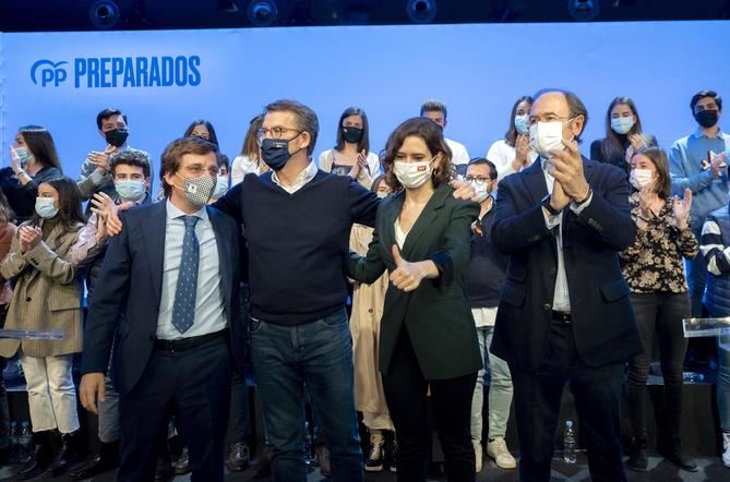 En la imagen, el alcalde de Madrid, José Luis Martínez-Almeida; el presidente del PP nacional, Alberto Núñez Feijóo; la presidenta de la Comunidad de Madrid, Isabel Díaz Ayuso, y el actual presidente del PP de Madrid, Pío García-Escudero.