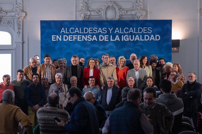 Bajo el lema 'En defensa de la igualdad de los españoles', Feijóo y sus 'barones' buscan capitalizar, en la plaza de España de Madrid –a partir de las 12.00 horas–, la 'indignación' ciudadana contra una norma con la que, según el PP, Sánchez ha 'comprado' la Presidencia del Gobierno.