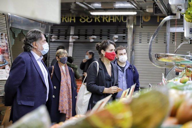 El portavoz socialista en el Ayuntamiento de Madrid, Pepu Hérnandez, y la concejala Enma López, en el mercado municipal de Doña Carlota, en Puente de Vallecas.