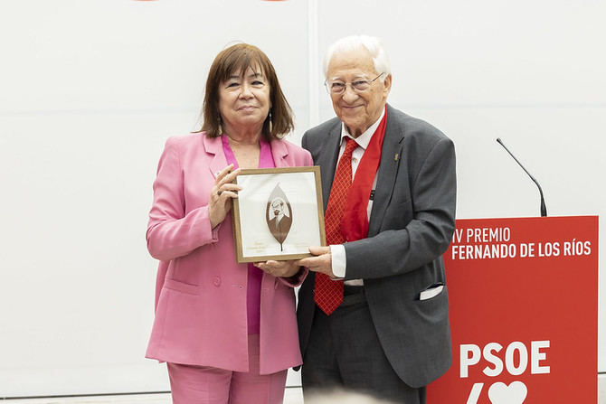 La ceremonia ha tenido lugar este viernes en la sede nacional del PSOE, en la calle de Ferraz. En la imagen, el padre Ángel junto a la presidenta del PSOE, Cristina Narbona, en el acto de entrega del galardón.