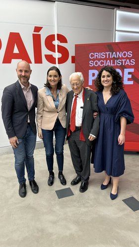 Reyes Maroto, portavoz del grupo socialista en el Ayuntamiento de Madrid, junto al Padre Angel.