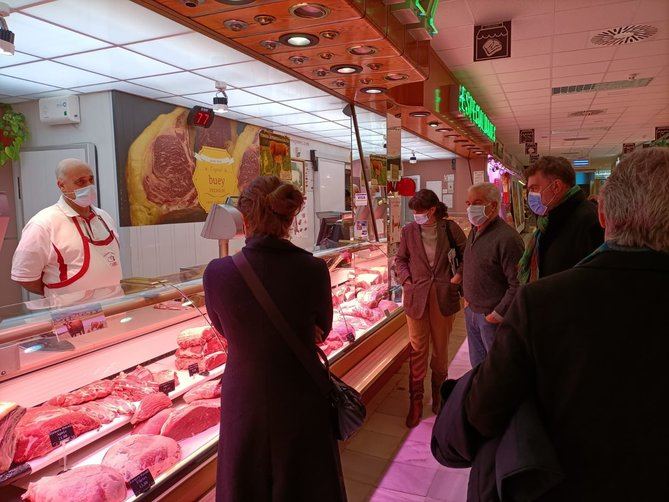 Diputados y concejales del Partido Socialista en Madrid han visitado el Mercado de Chamartín con el objetivo de dar a conocer su iniciativa para que los mercados tradicionales sean distribuidores de productos de la región.