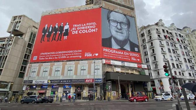 El PSOE despliega una lona en Callao llamando a la ciudadanía para evitar el 'Gobierno de Colón'