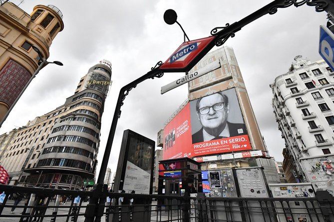 El PSOE-M ha desplegado una pancarta en Callao, de 29 por 22 metros, que cubre la fachada del Palacio de la Prensa, en la que llaman a la ciudadanía para evitar 'el Gobierno de Colón'.