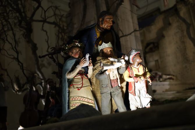 El acceso se llevará a cabo por la puerta de la taquilla de grupos ubicada en el Arco de Santiago. Patrimonio Nacional organizará pequeños grupos a los que guiará y acompañará hasta el Salón de Alabarderos, donde se encuentra situado el Belén.