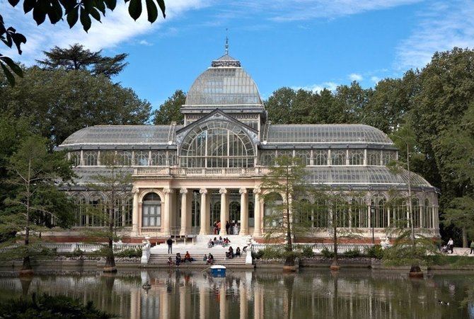 El inmueble, diseñado por el arquitecto Ricardo Velázquez Bosco en 1887, fue concebido como un gran invernadero para la Exposición General de Filipinas y, hoy en día, es uno de los mejores ejemplos de la arquitectura de hierro y cristal de finales del siglo XIX.