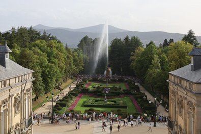 Igualmente, abre sus puertas, de 10.00 a 18.00 horas, el Palacio de la Granja de San Ildefonso, donde las fuentes de los jardines se encenderán de manera extraordinaria, gracias al sobrante de agua. El público puede recoger 5.000 entradas en taquilla, desde las 10.00 horas, y disfrutar del espectáculo de las fuentes del Canastillo, las Ocho Calles, las Ranas y la Fama.