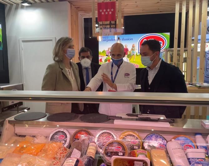 La consejera Paloma Martín ha podido conocer el trabajo que realizan las siete empresas que han expuesto sus productos en Alimentaria: Aperitivos La Madrileña, Quesos La Cabezuela, Patatas La Santamaría, Eurocártago, Carpisa, Aperitivos Medina, Croquetas Ricas, Casa Santoña, Lácteas delJarama, Empanadas Mendoza y Ahumados Nordfish.