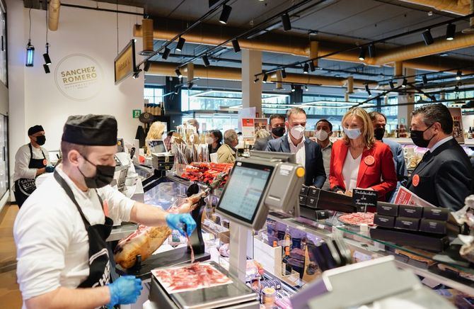 En 'Alimentos a la madrileña' de los supermercados Sánchez Romero participan 53 proveedores, de los que 29 son nuevos en estos supermercados.