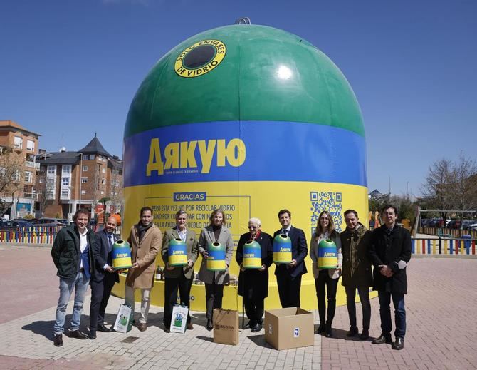 Cualquier persona podrá depositar alimentos no perecederos, entre los días 6 y 12 de abril, en el contenedor más grande del mundo –ocho metros de alto–, instalado en la calle Jacinto Benavente esquina con Camilo José Cela de Las Rozas de Madrid.