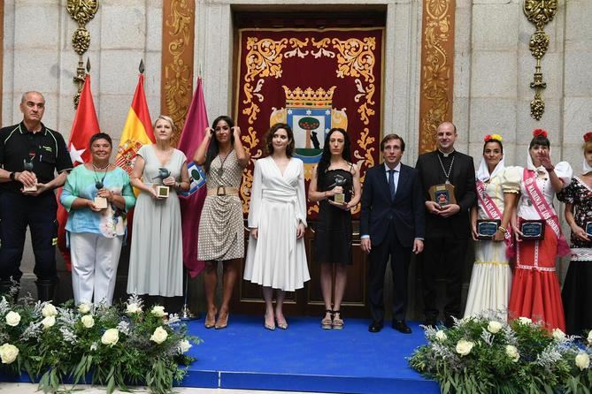 En el día de su patrona la Virgen de la Paloma, la Hermandad de Bomberos de Madrid ha entregado las Palomas de Bronce. El acto ha estado presidido por el alcalde de Madrid, acompañado de la vicealcaldesa, la presidenta de la Comunidad de Madrid y otros miembros de la Corporación.