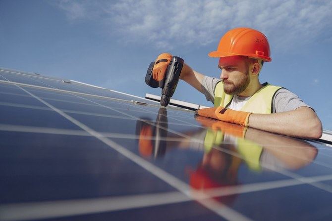 Aunque el cielo este cubierto de nubes y no veas el sol, los paneles solares producen electricidad, porque aprovechan la luz difusa que no incide directamente sobre ellos. 