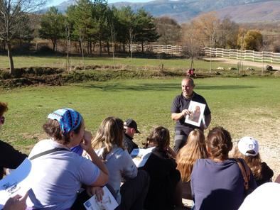 Durante el recorrido, los visitantes estarán acompañados por miembros del equipo de investigación, que mostrarán al público cómo era su forma de vida, así como el ecosistema primitivo en el Valle del Lozoya, que hizo de este paraje un lugar ideal para el establecimiento de esta especie.