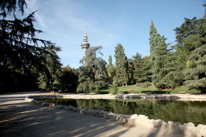 Las 13 hectáreas del parque de Fuente del Berro ofrece un jardín de tipo paisajista, con diversos desniveles y formado por praderas surcadas por sinuosos paseos y escaleras rústicas de piedra. 