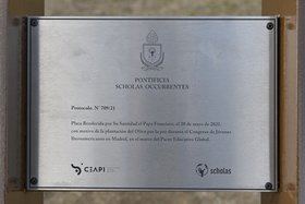 El olivo se ha plantado en el parque Juan Pablo II, junto a una placa bendecida por Su Santidad.